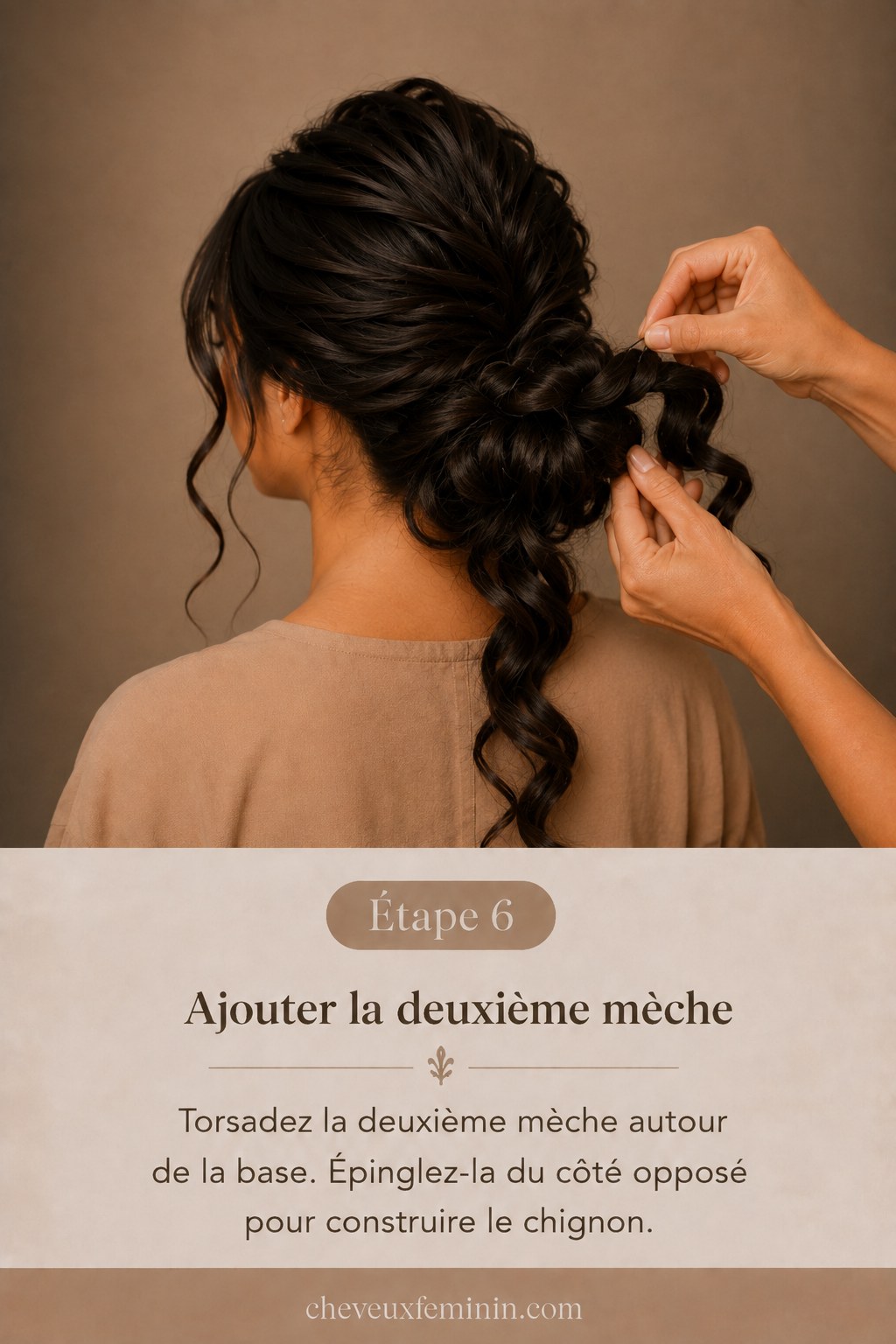 Deuxième mèche torsadée autour de la base du chignon bas bouclé mariage en cours de montage