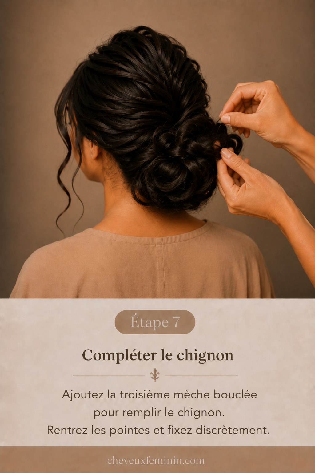 Ajout de la troisième mèche bouclée pour remplir et sculpter le chignon bas bouclé mariage