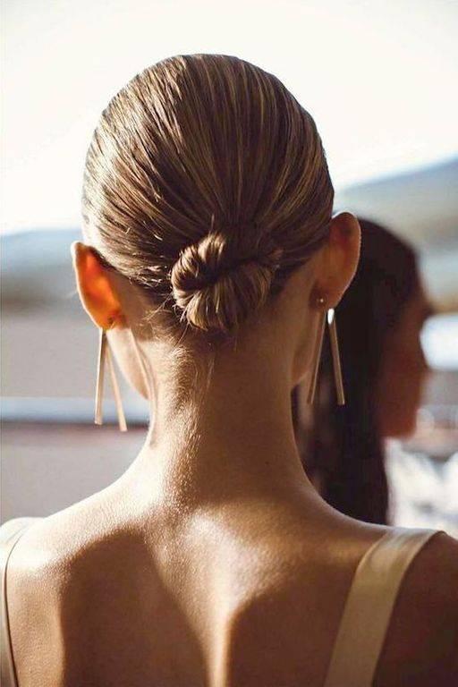 Chignon bas élégant racines grasses