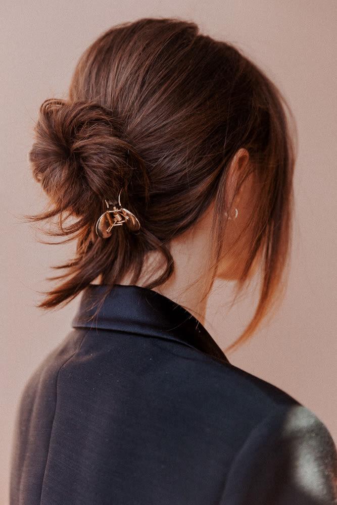 Chignon bas flou pince crabe