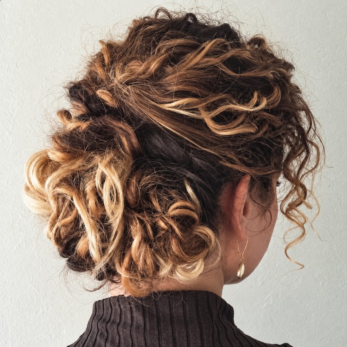 Chignon décontracté cheveux bouclés