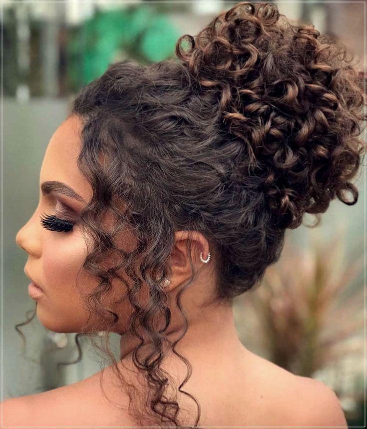 Chignon haut cheveux bouclés naturels