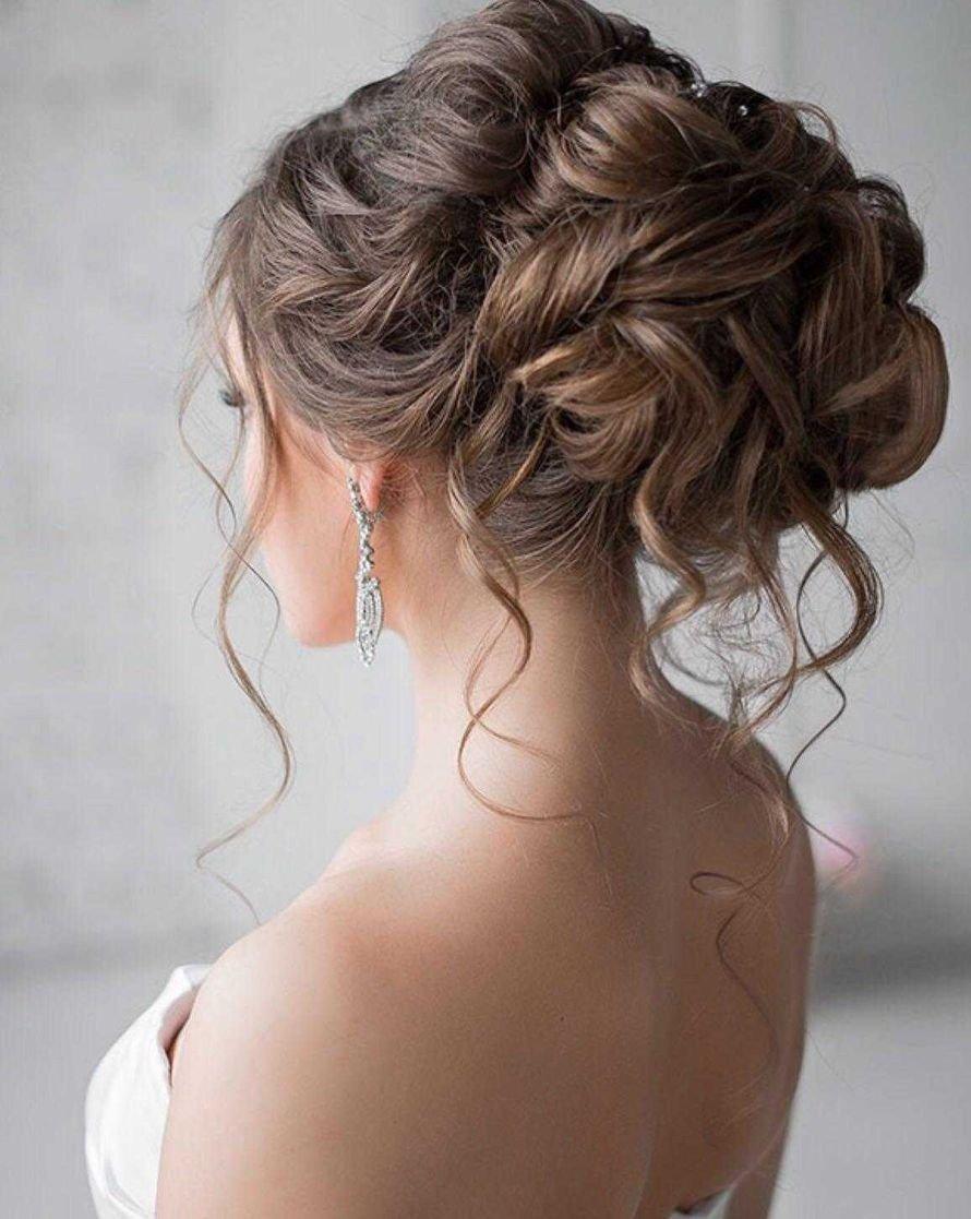 Chignon mariage cheveux bouclés élégant