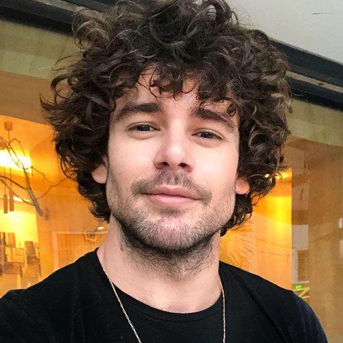 Cheveux bouclés homme idées de coupes et styles