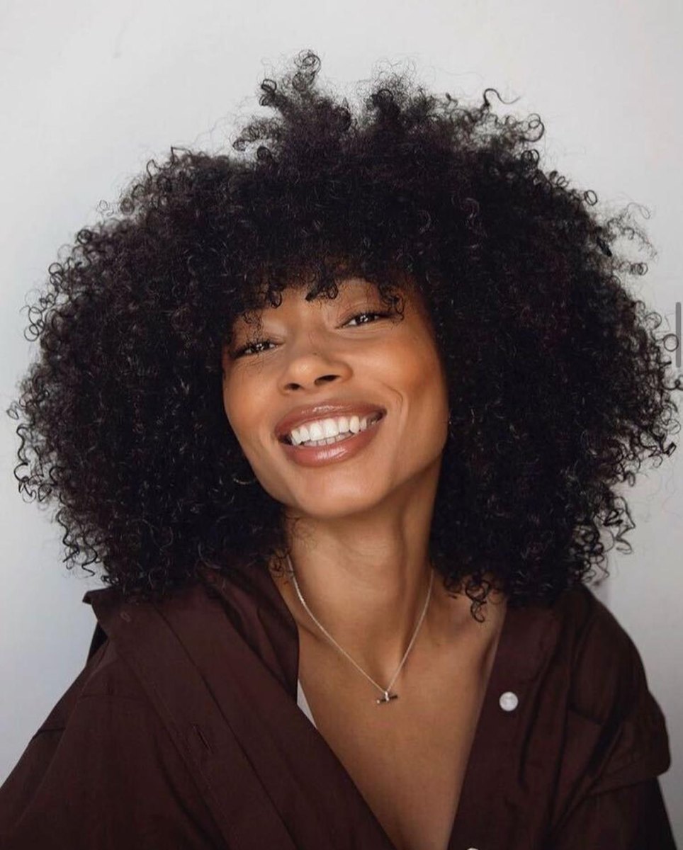 Coiffure afro boucles naturelles