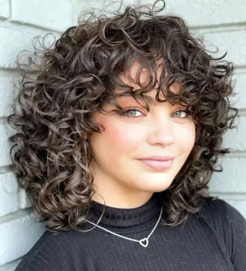 Frange cheveux bouclés tendance