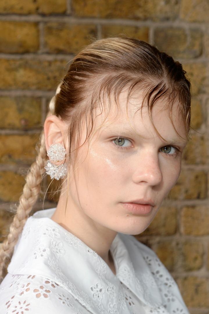 Tresses élégantes avec effet cheveux mouillés