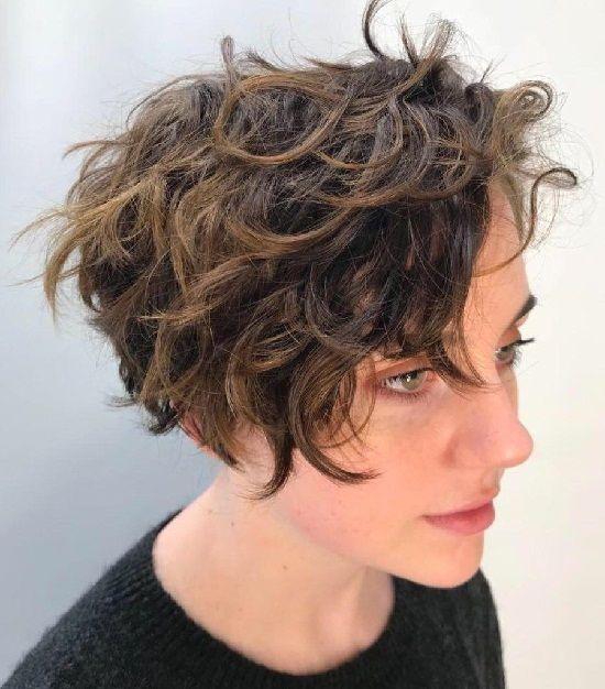 Coiffure courte bouclée décoiffée