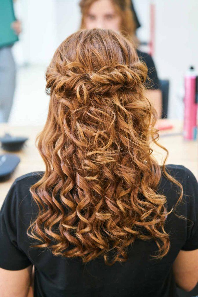 Demi attachée cheveux bouclés