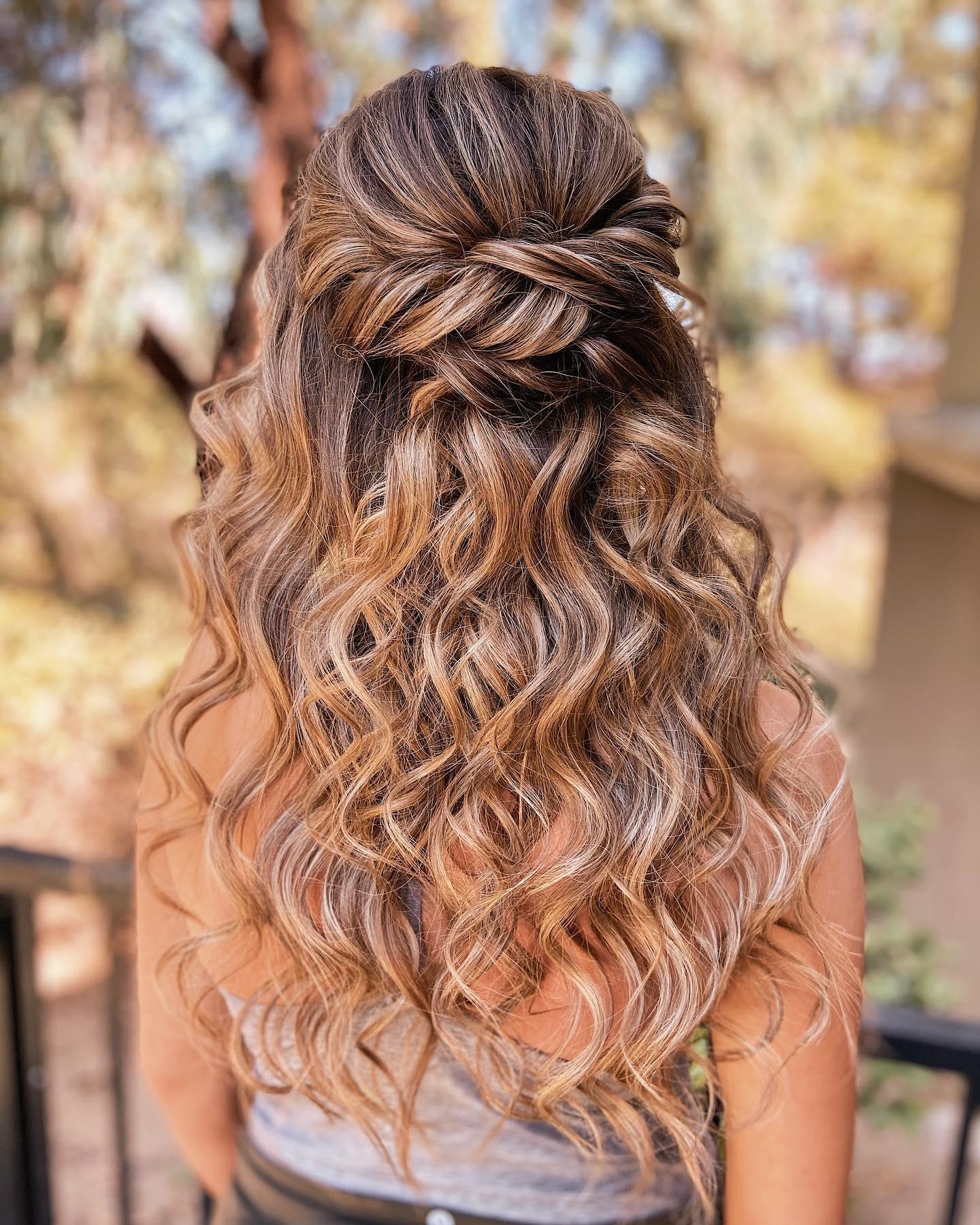 Coiffure demi attachée torsadée : 8 idées élégantes