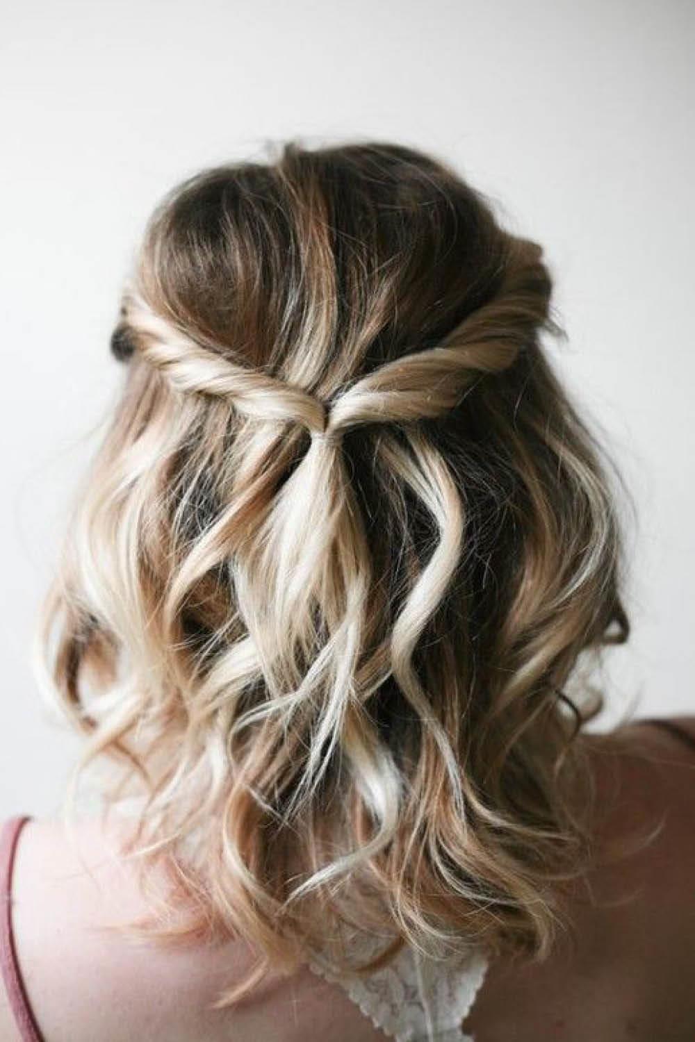 Demi-attache torsadée cheveux mi-longs