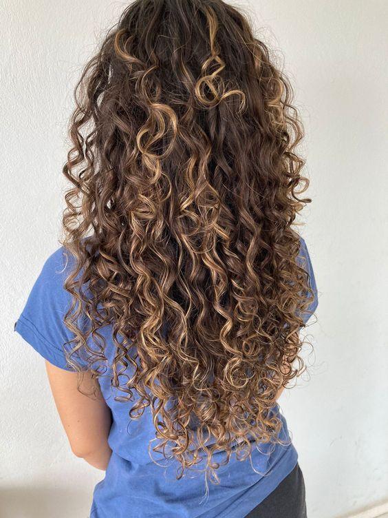 Coloration sur cheveux bouclés longs