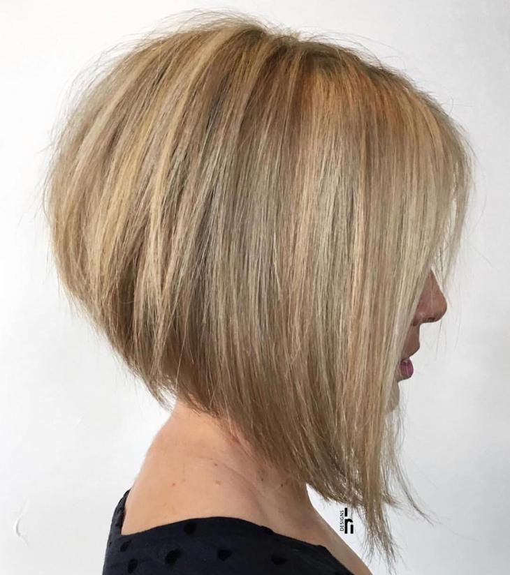 Carré court derrière blond
