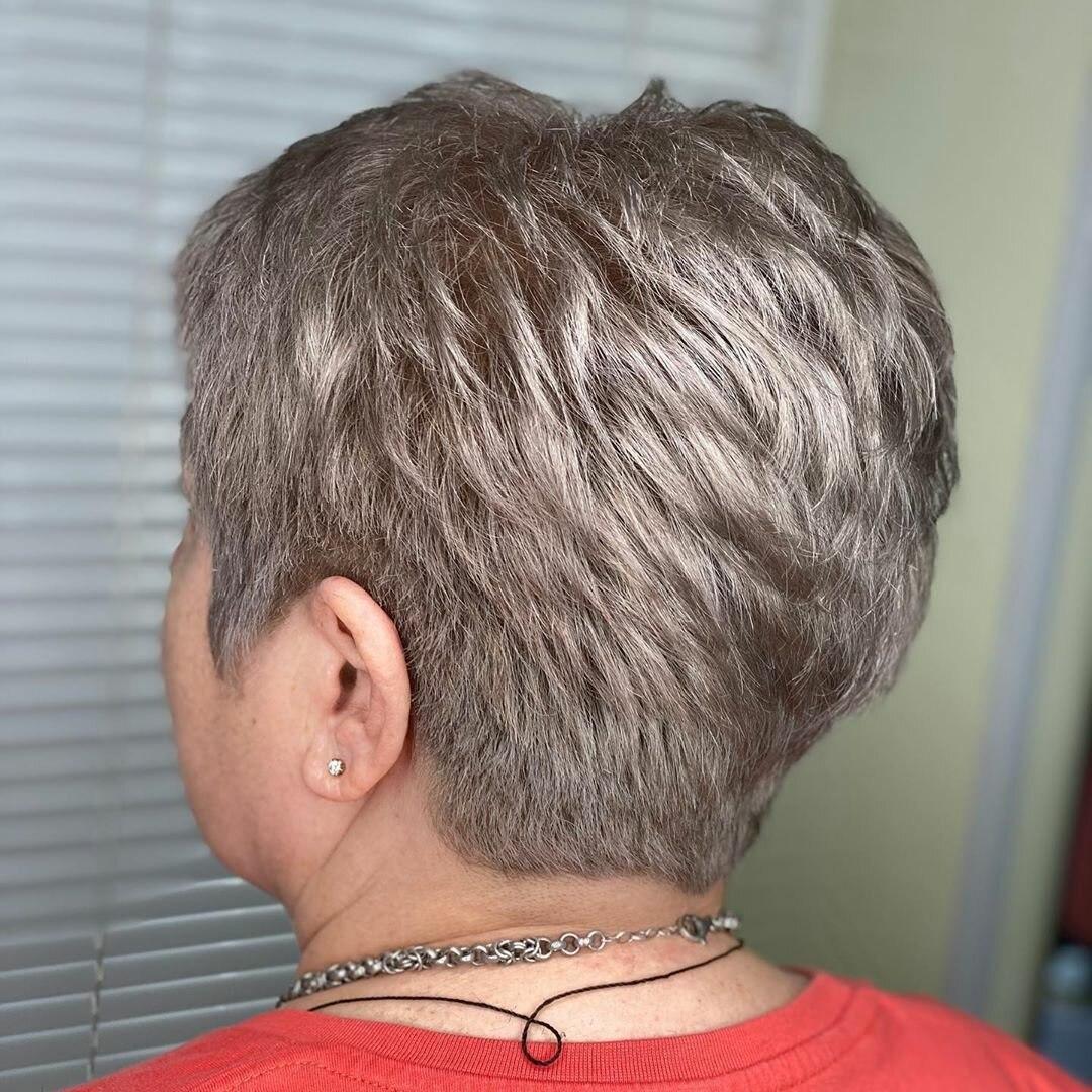 Coupe courte nuque dégagée tendance