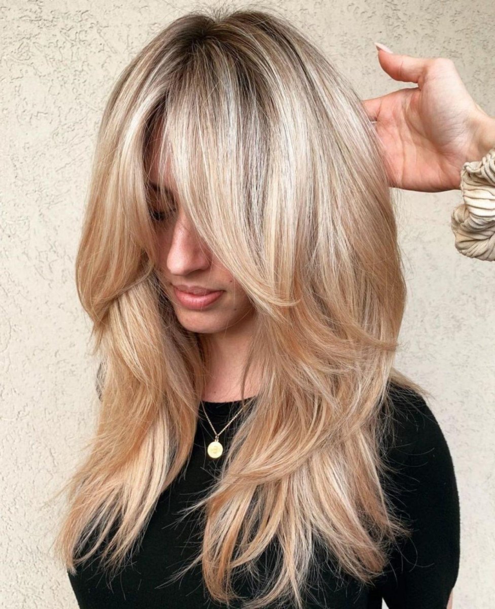 Cheveux blonds longs frange rideau