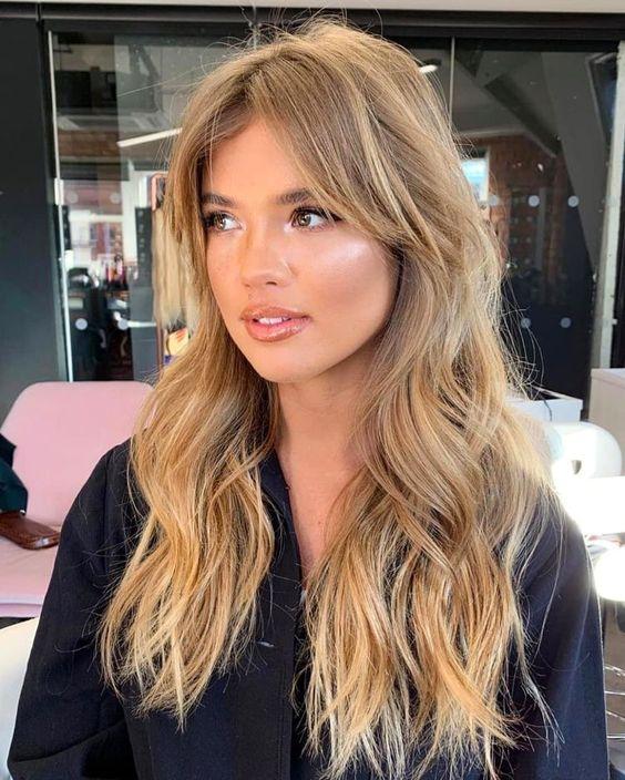 Visage ovale coupe frange rideau