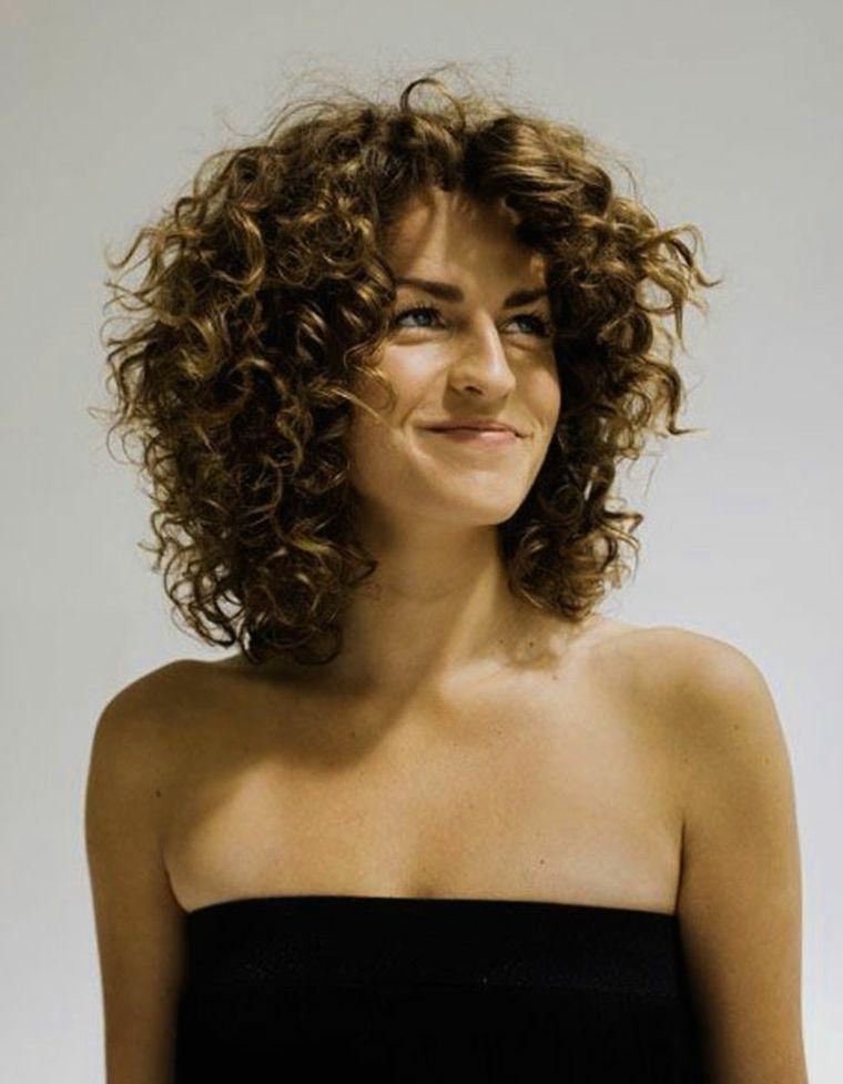 Coupe dégradée cheveux bouclés mi longs
