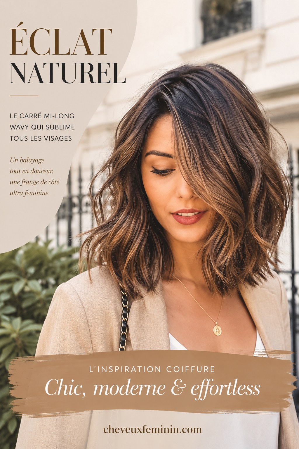 Carré mi-long wavy dégradé avec frange de côté, une coupe dégradée femme chic et effortless