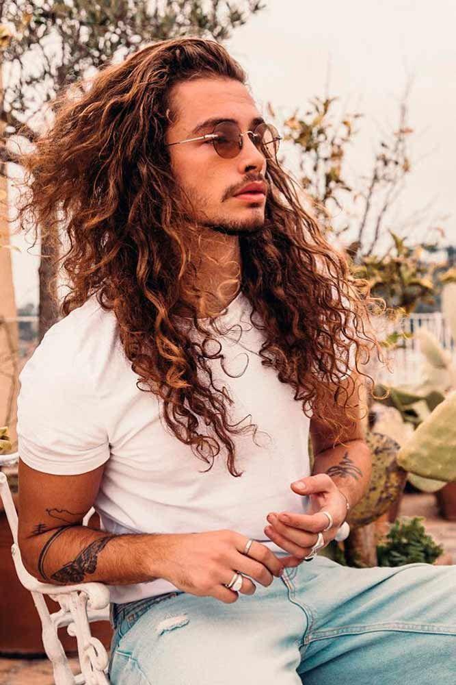 Homme aux cheveux bouclés longs naturels