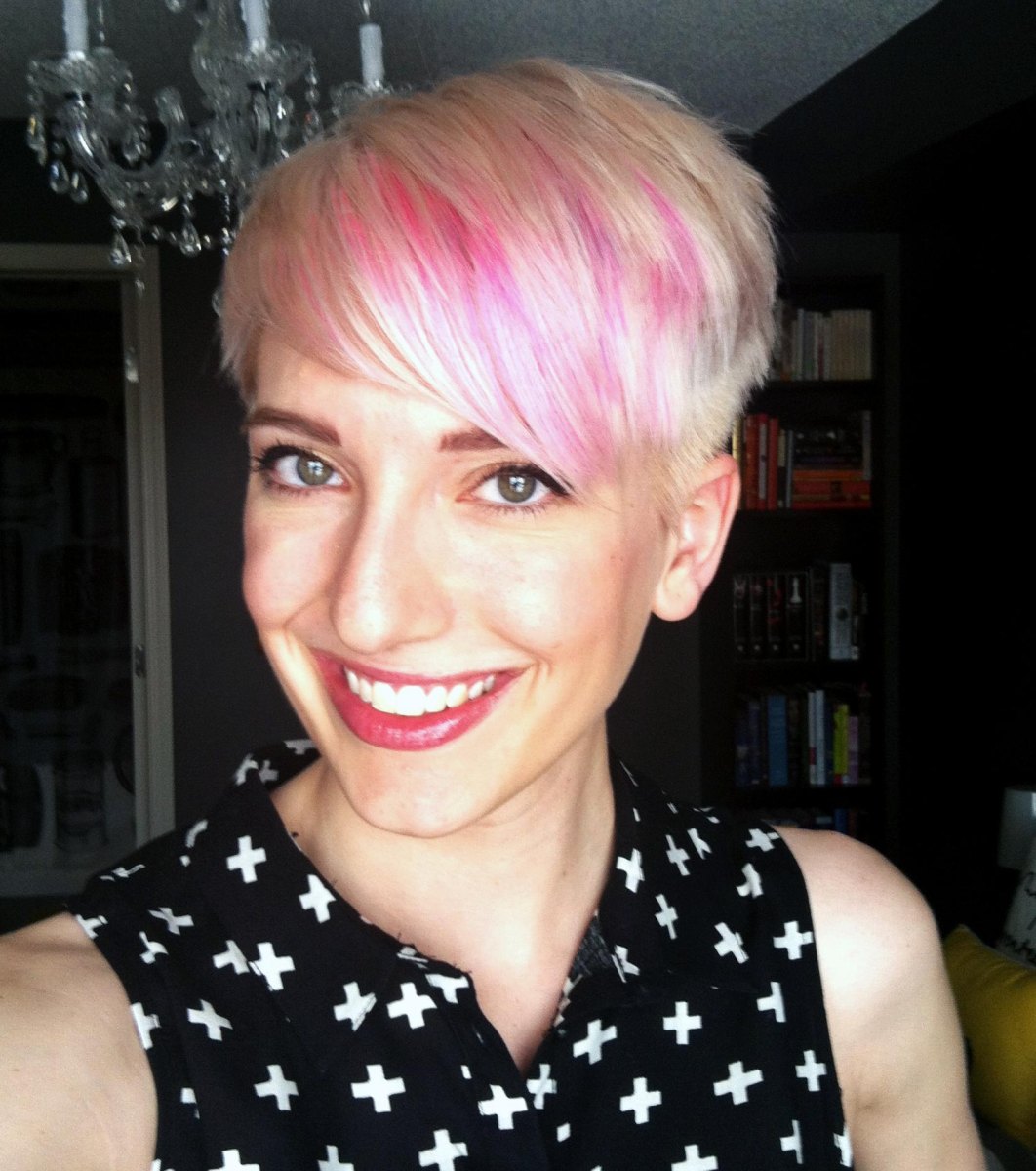 Pixie platine frange rose moderne