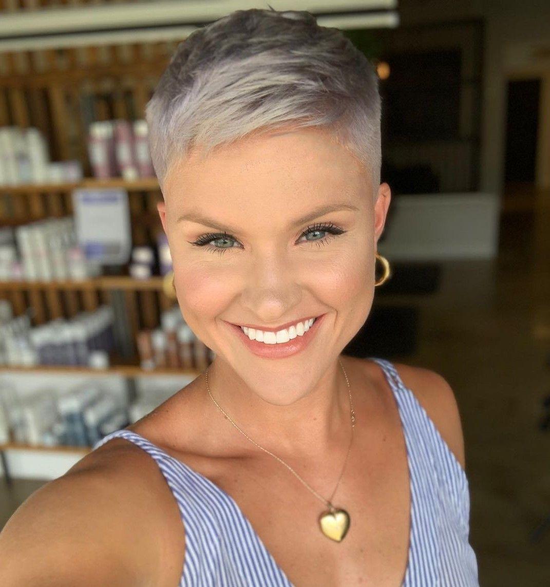 Pixie grise visage rond