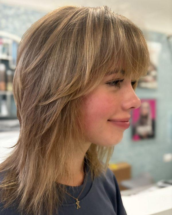 Wolf cut cheveux raides moderne