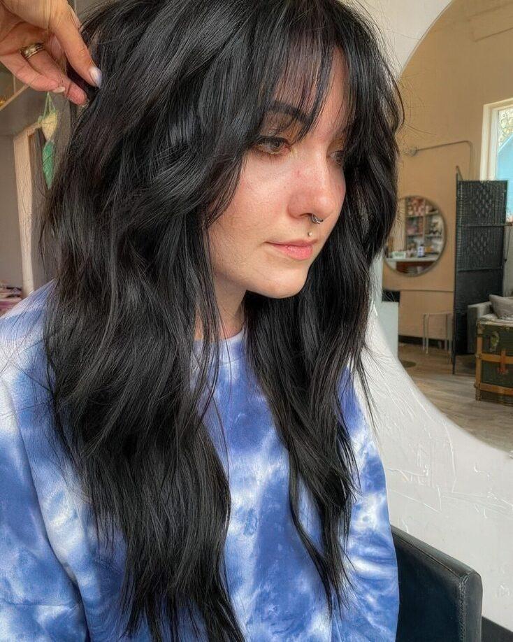 Frange effilée wolf cut noire