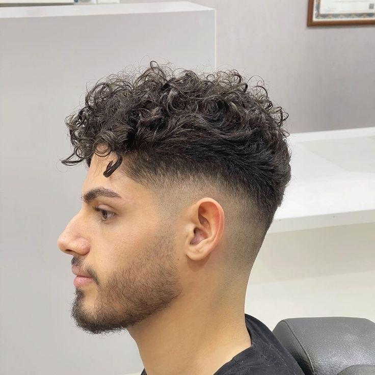 Dégradé moderne sur cheveux bouclés homme