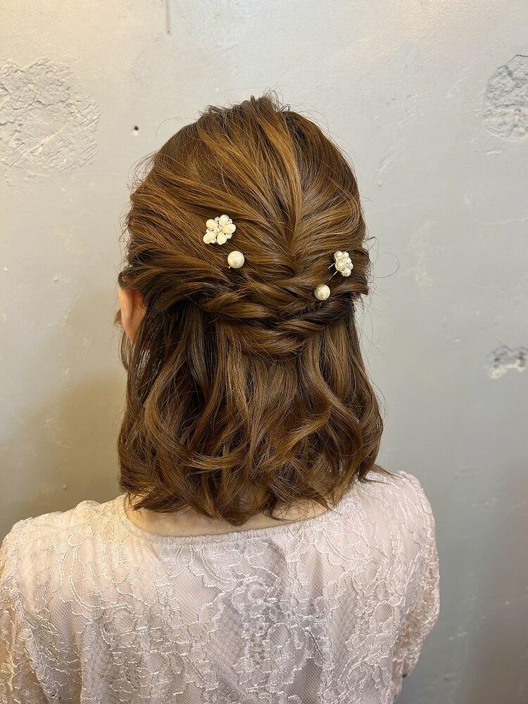 Accessoires délicats coiffure torsadée