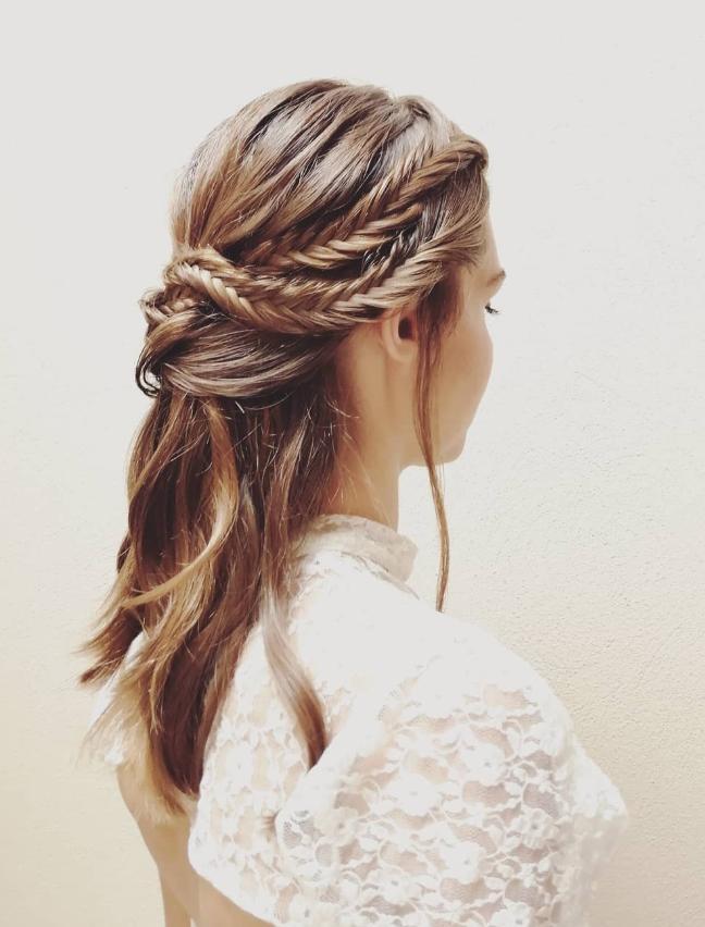 Demi-queue avec tresse romantique cheveux longs