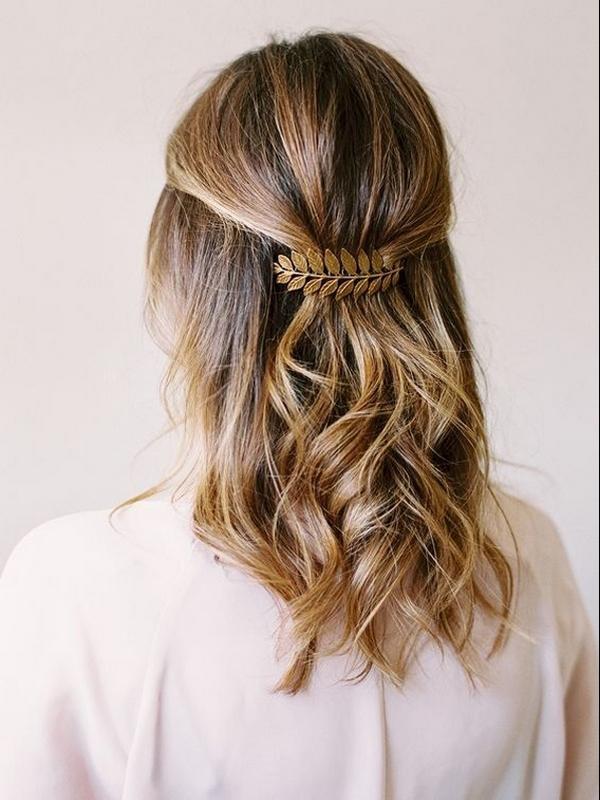 Demi-queue basse chic avec accessoires cheveux