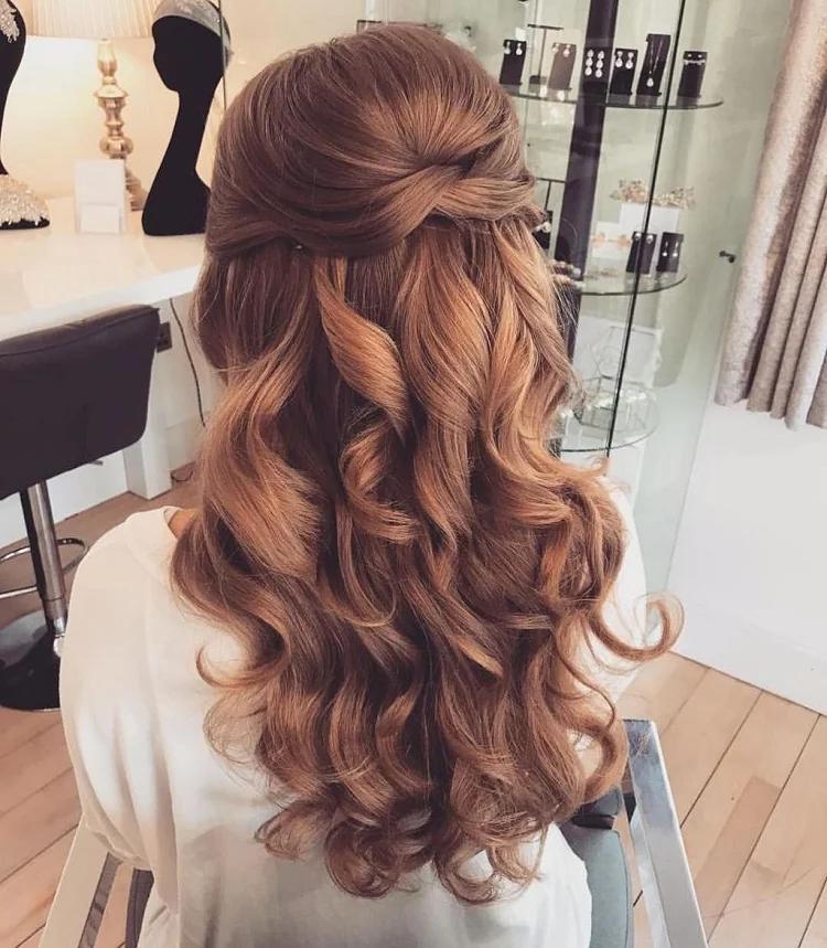 Demi-queue haute volumineuse cheveux longs