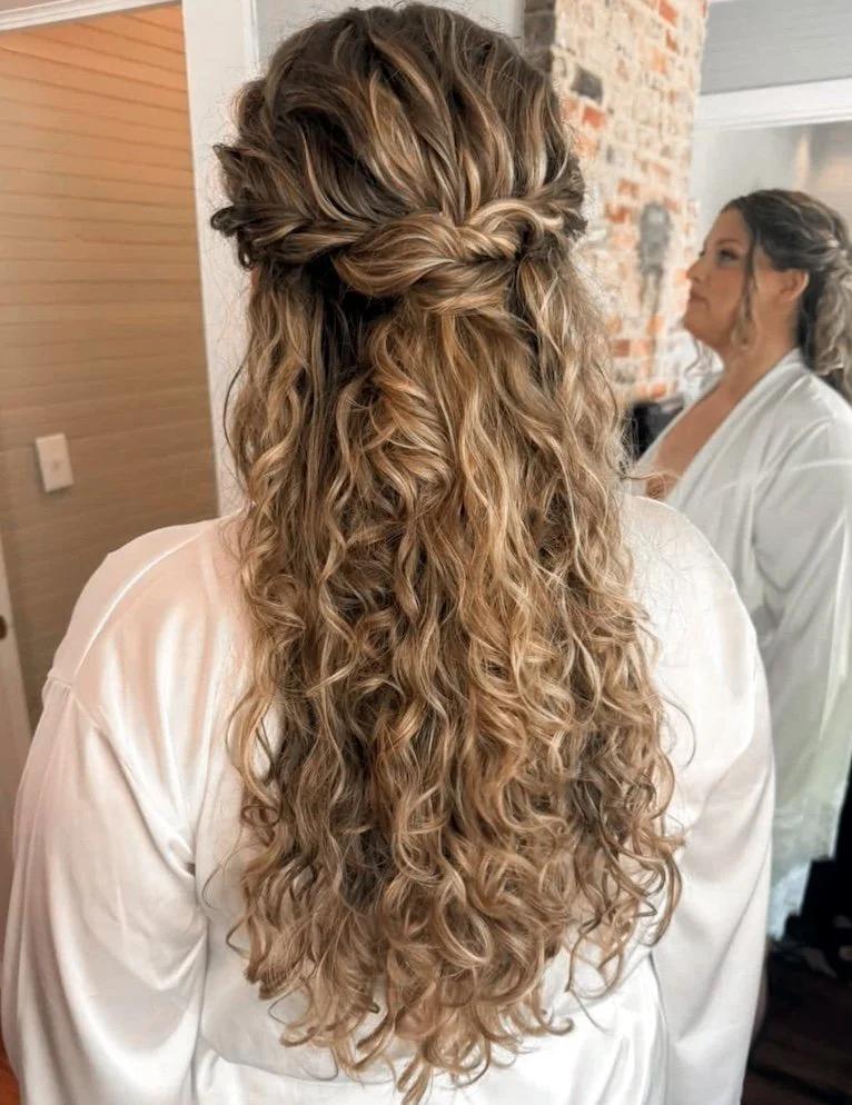 Demi-queue romantique cheveux bouclés