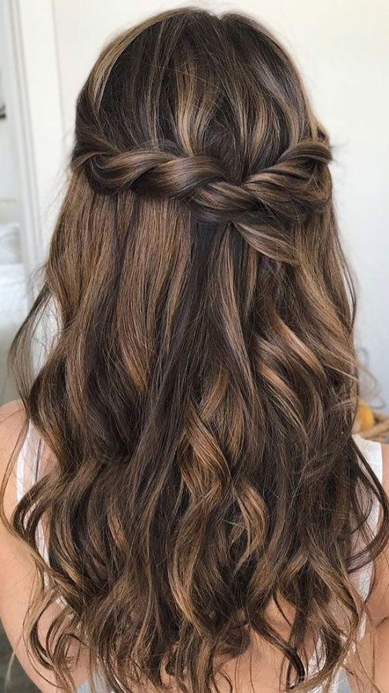 Demi-queue torsadée élégante cheveux longs