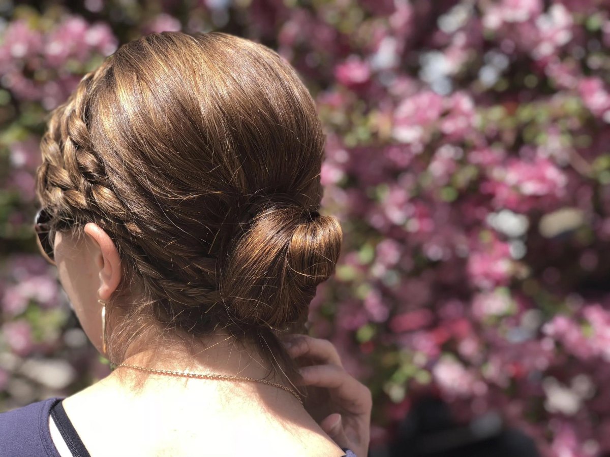 Tresses collées chignon bas