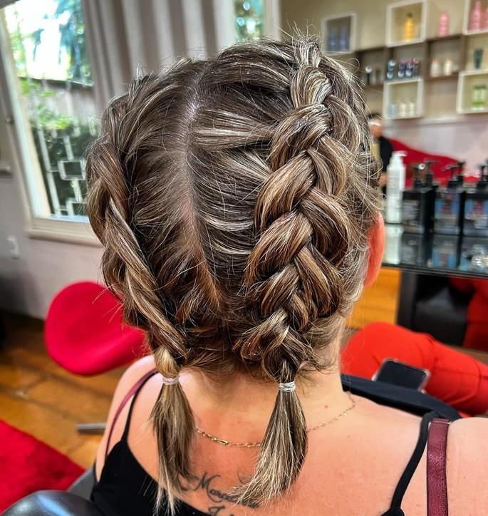 Tresses collées volume cheveux courts
