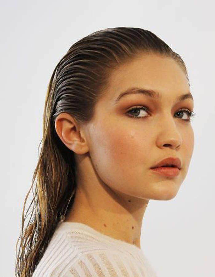 Wet look cheveux plaqués tendance