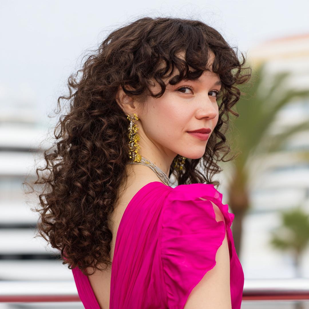 Boucles Longues Brunes Avec Frange