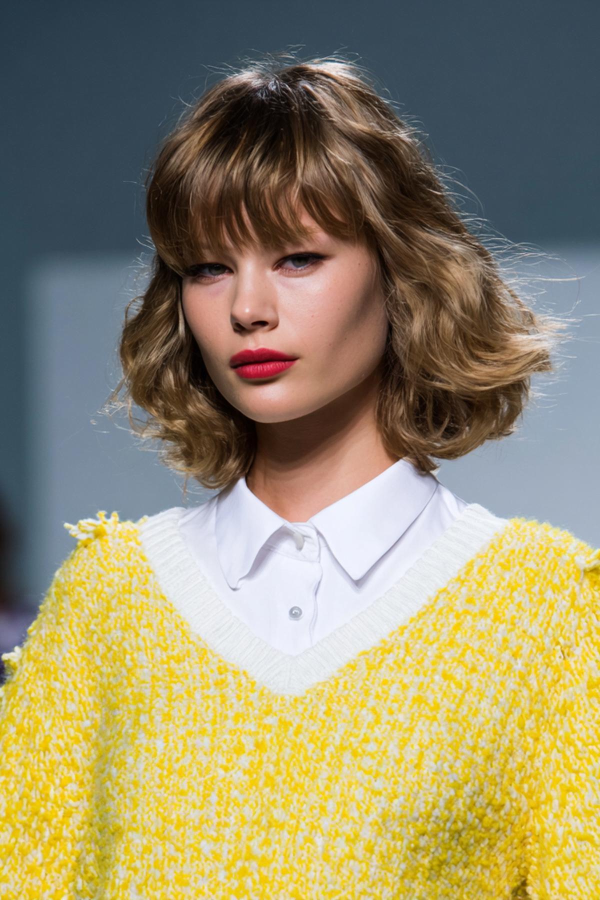 Carré Ondulé Avec Frange