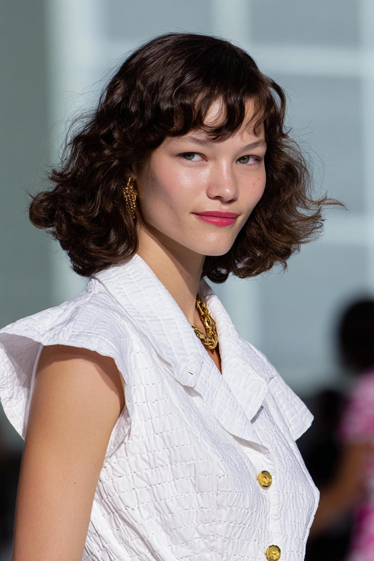 Carré Bouclé Frange Brune