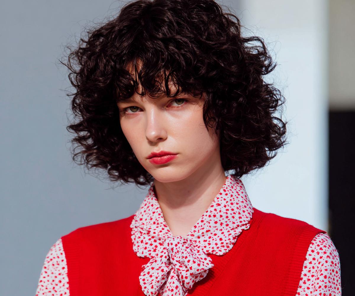 Carré Bouclé Brun Foncé