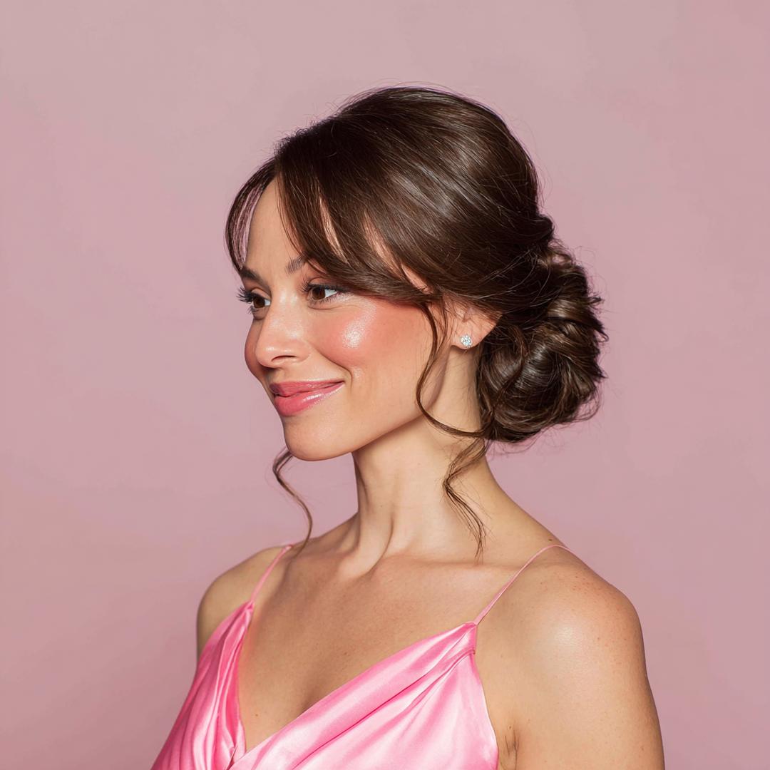 Chignon Bas Brun Mèches Libres