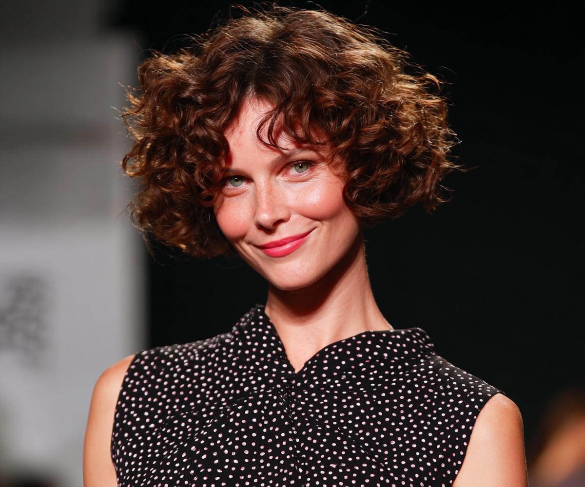 Boucles Châtain Courtes Avec Frange