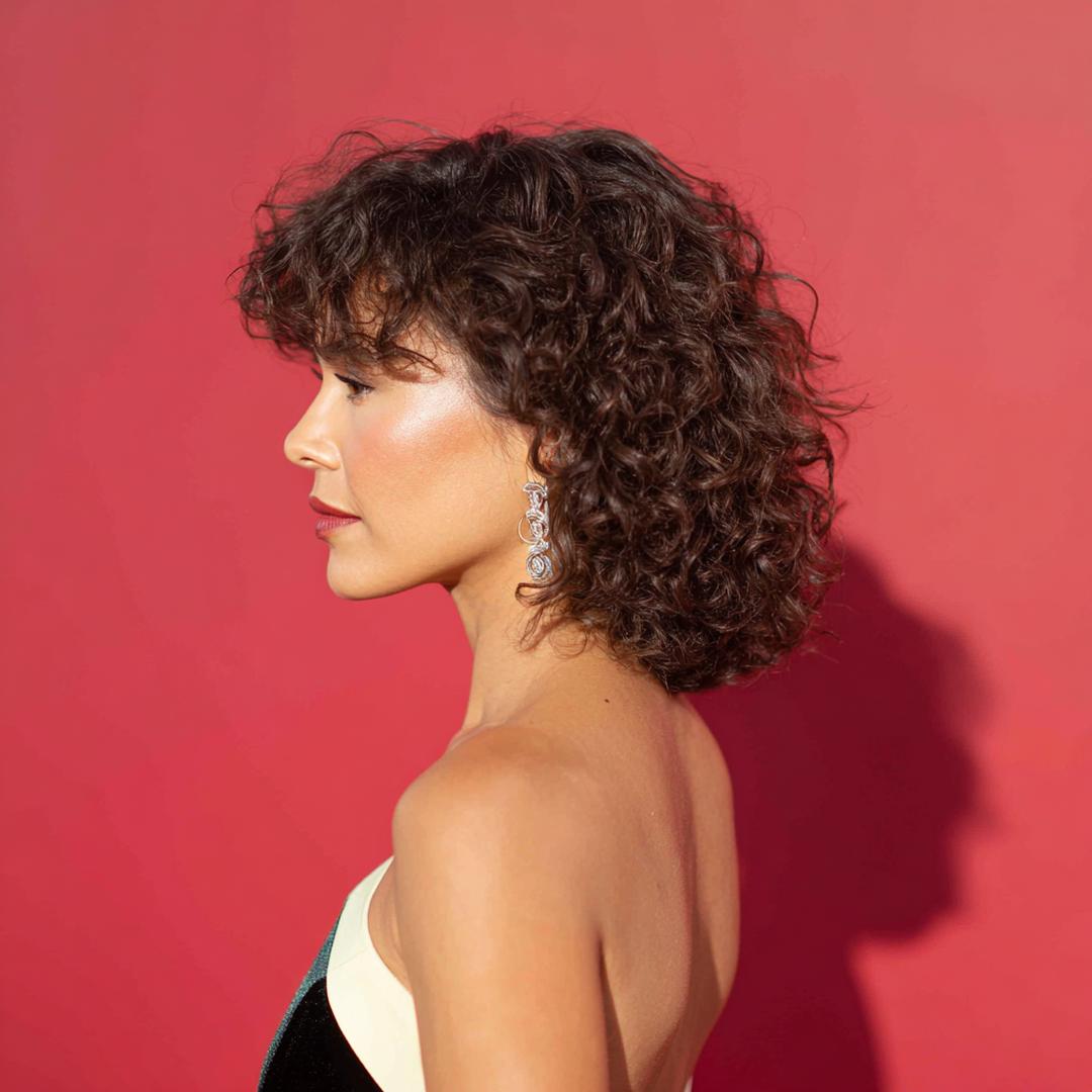 Carré Bouclé Brun Avec Frange