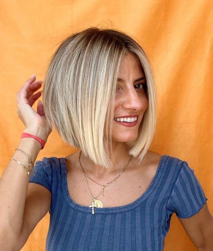 Bob plongeant blond mi long élégant