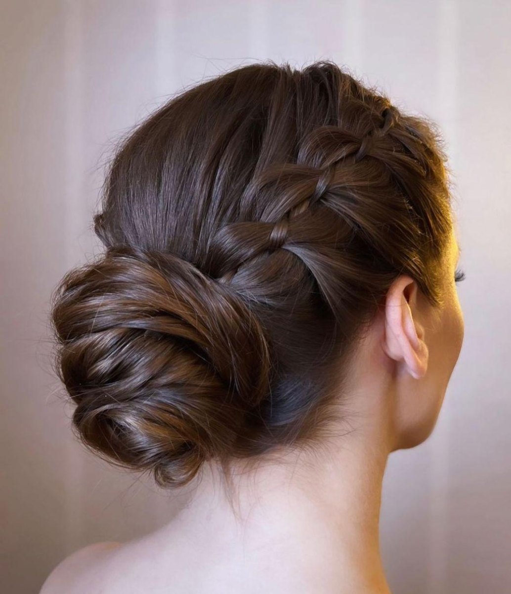 Chignon tressé bas raffiné