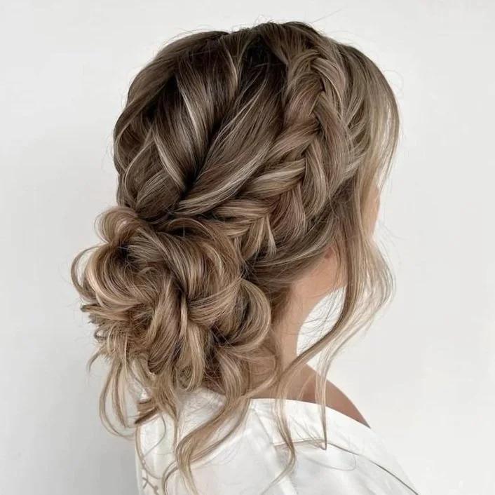 Chignon tressé bohème mèches délicates