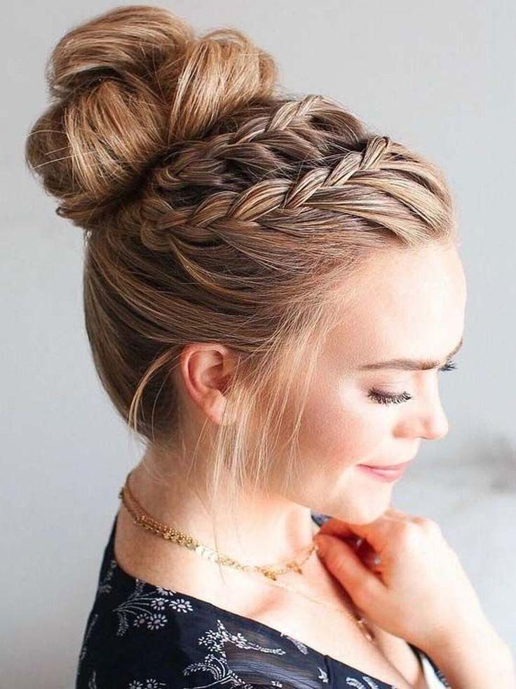 Chignon tressé haut volumineux