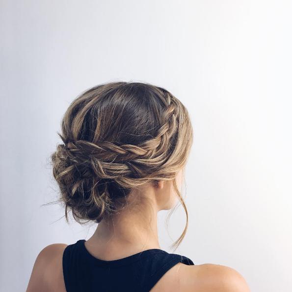 Chignon tressé cheveux mi longs