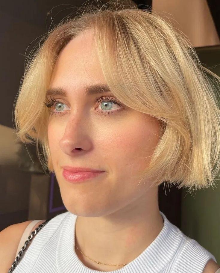 French bob blond frange rideau